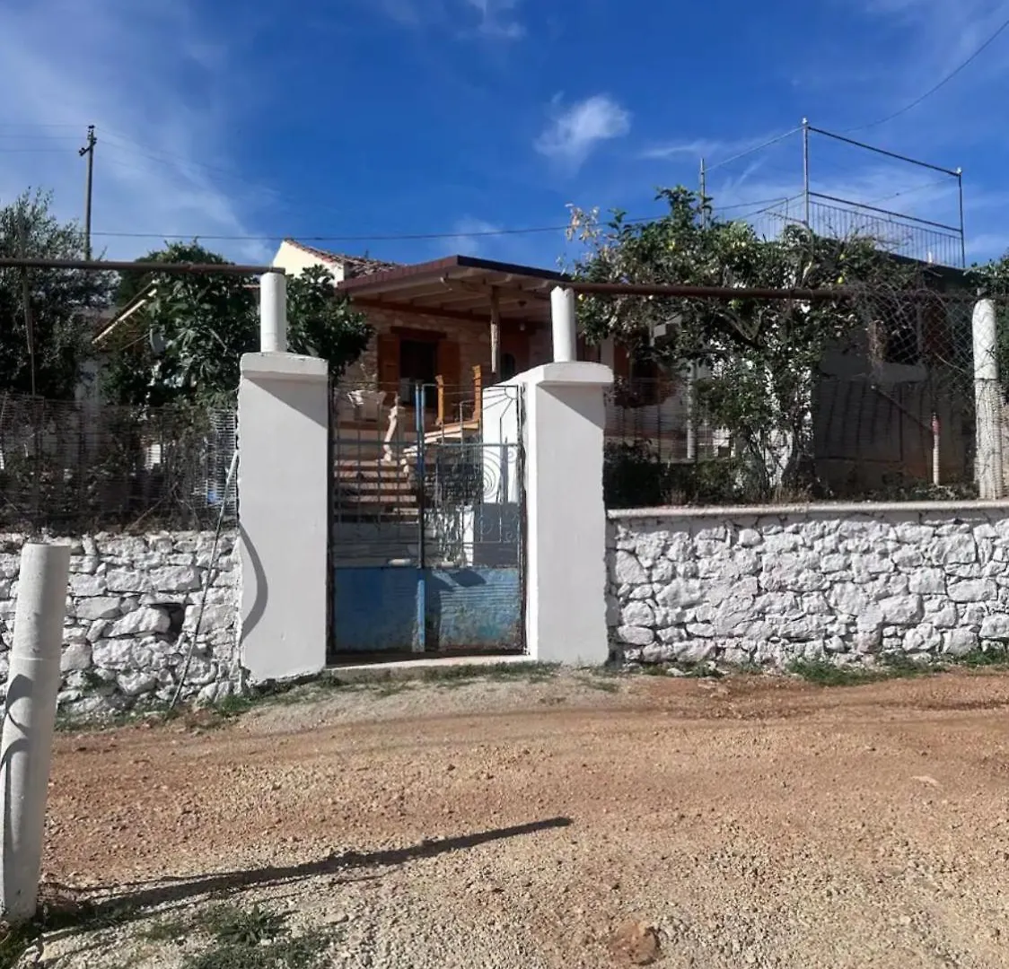 Adrianas Guest House Himarë